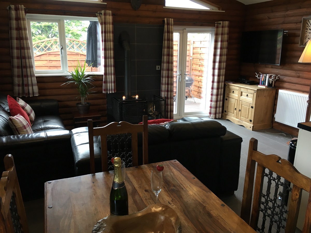 The Buck Lounge & Dining Area