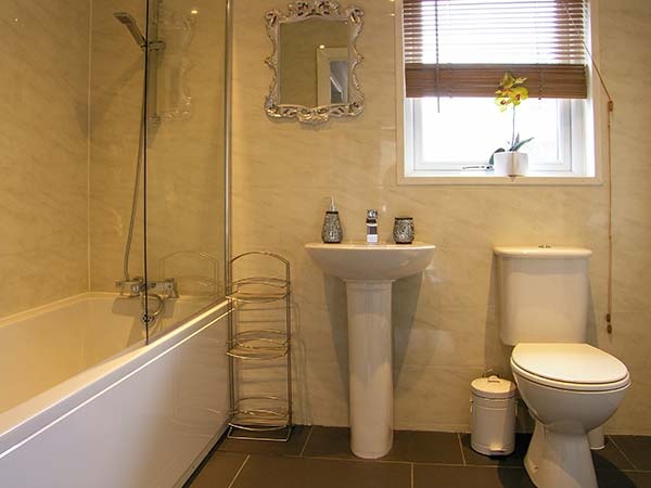 The Roe main bathroom